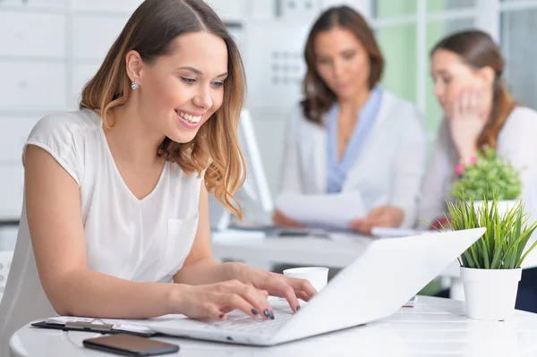 Mujeres Jóvenes Que Trabajan Una Oficina Moderna — Foto de Stock