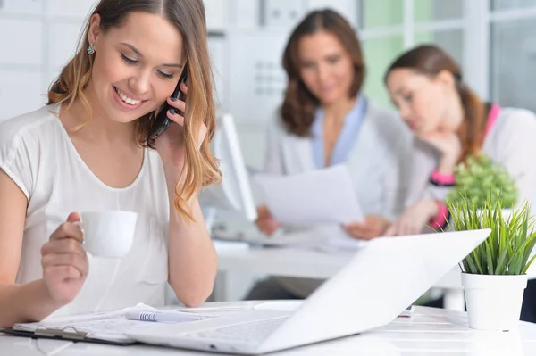 Mujeres Jóvenes Que Trabajan Una Oficina Moderna — Foto de Stock