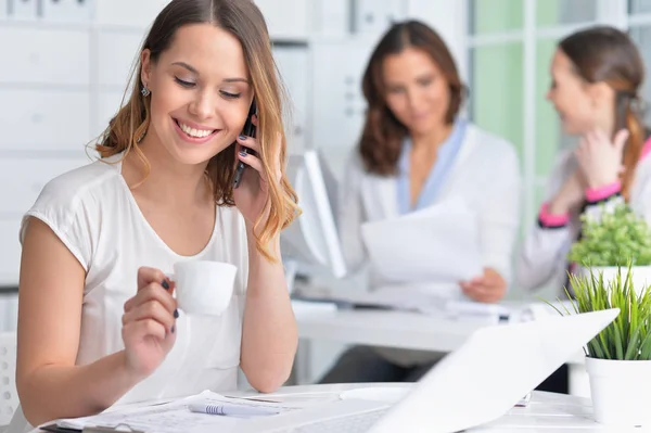 Mujeres Jóvenes Que Trabajan Una Oficina Moderna —  Fotos de Stock