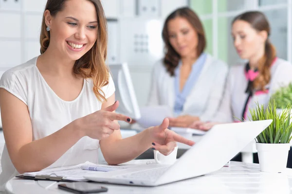 Mujeres Jóvenes Que Trabajan Una Oficina Moderna — Foto de Stock