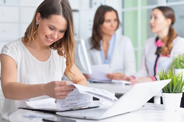 Mujeres Jóvenes Que Trabajan Una Oficina Moderna —  Fotos de Stock