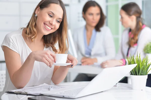 Mujeres Jóvenes Que Trabajan Una Oficina Moderna — Foto de Stock