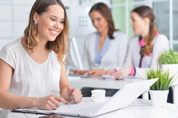 Mujeres Jóvenes Que Trabajan Una Oficina Moderna — Foto de Stock