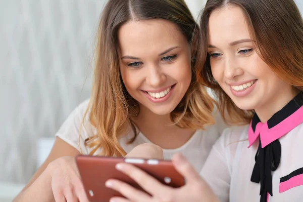 Two Female Friends Looking Smartphone — Stock Photo, Image