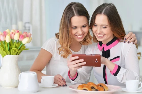 Two Female Friends Looking Smartphone — Stock Photo, Image