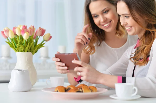 Twee Vriendinnen Kijken Naar Smartphone — Stockfoto