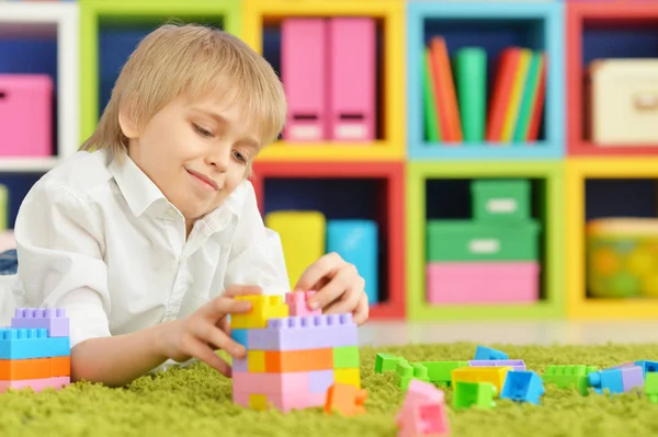 Chico jugando con bloques — Foto de Stock