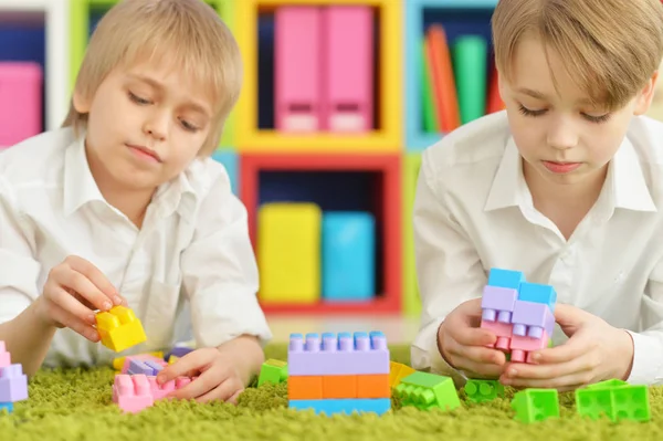 Chłopcy gry z kolorowych bloków z tworzywa sztucznego — Zdjęcie stockowe