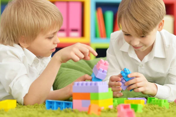 Chłopcy gry z kolorowych bloków z tworzywa sztucznego — Zdjęcie stockowe