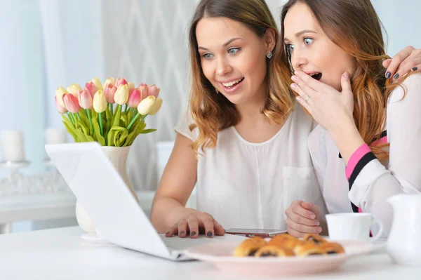 Twee Vrouwelijke Vrienden Bij Balie — Stockfoto