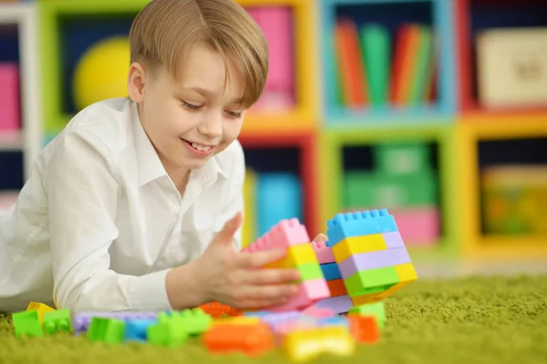 Chico jugando con bloques — Foto de Stock