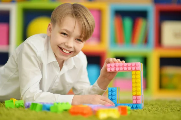 Ragazzo giocare con blocchi — Foto Stock