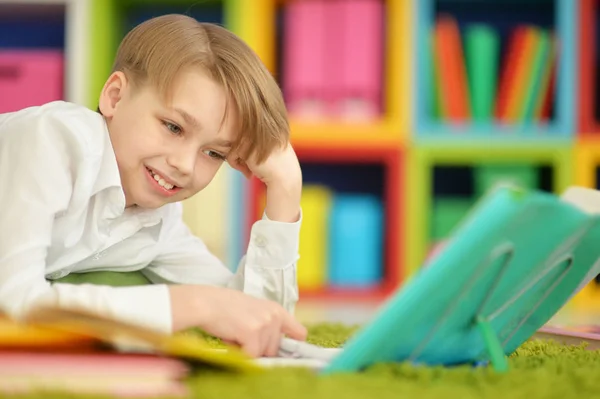 Хлопчик робить домашнє завдання — стокове фото