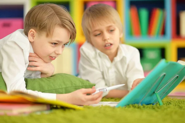 Dos chicos leyendo —  Fotos de Stock