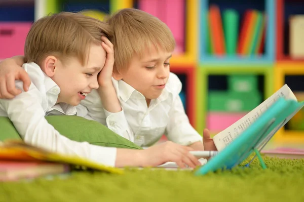 Dos chicos leyendo — Foto de Stock