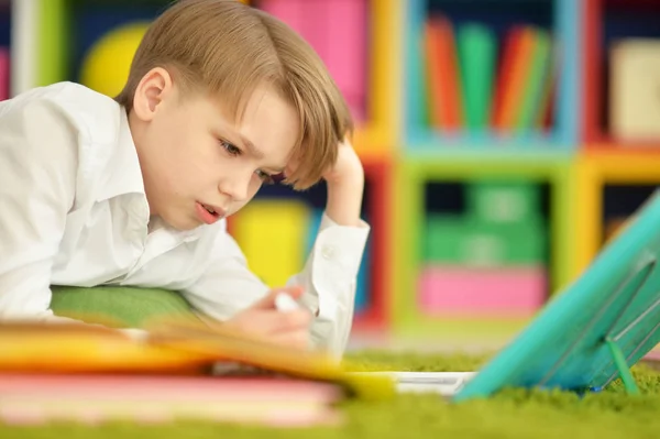 Jeune Garçon Faisant Ses Devoirs Maison — Photo