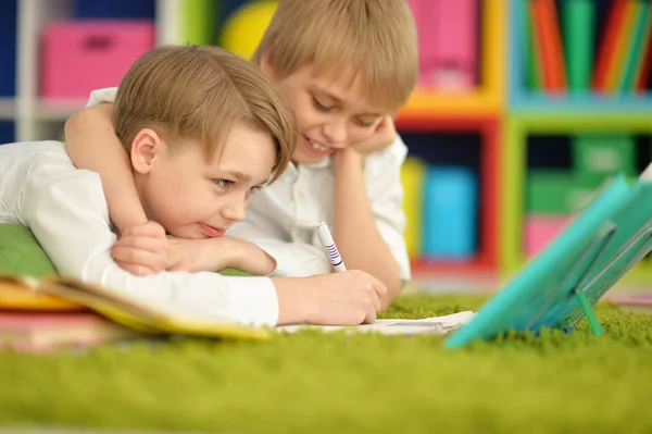Dwóch chłopców czytania — Zdjęcie stockowe