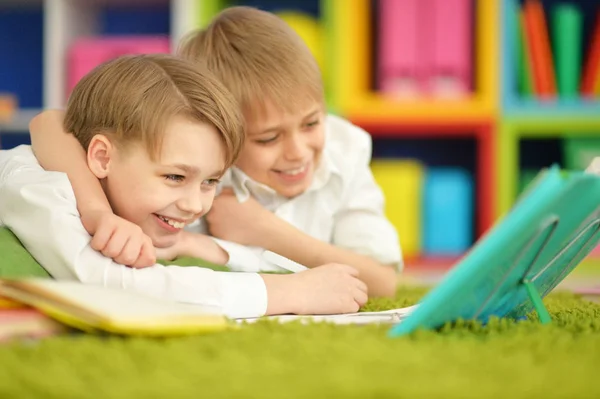 Два мальчика читают — стоковое фото