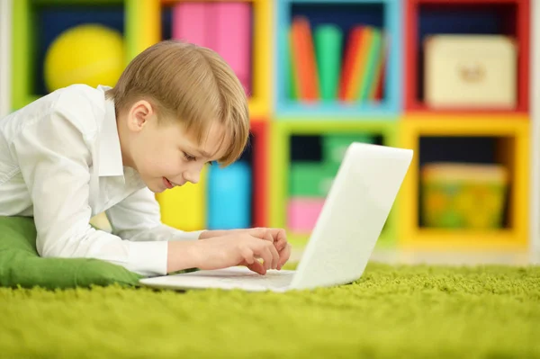 Saiu Menino Usando Laptop Enquanto Deitado Chão — Fotografia de Stock