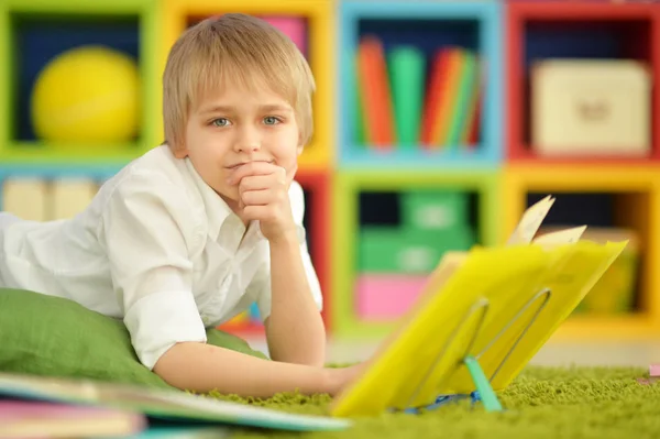 Chico haciendo tarea — Foto de Stock