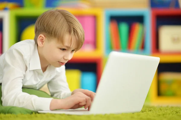 Saiu Menino Usando Laptop Enquanto Deitado Chão — Fotografia de Stock