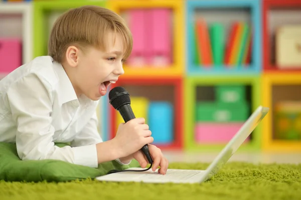 Chico Salió Usando Ordenador Portátil Mientras Yacía Suelo Cantando Karaoke — Foto de Stock