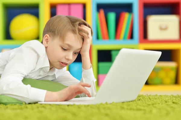 Saiu Menino Usando Laptop Enquanto Deitado Chão — Fotografia de Stock