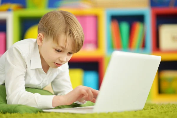 Saiu Menino Usando Laptop Enquanto Deitado Chão — Fotografia de Stock