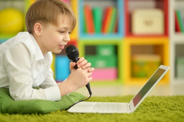 Menino Abandonado Usando Laptop Enquanto Deitado Chão Cantando Karaoke — Fotografia de Stock