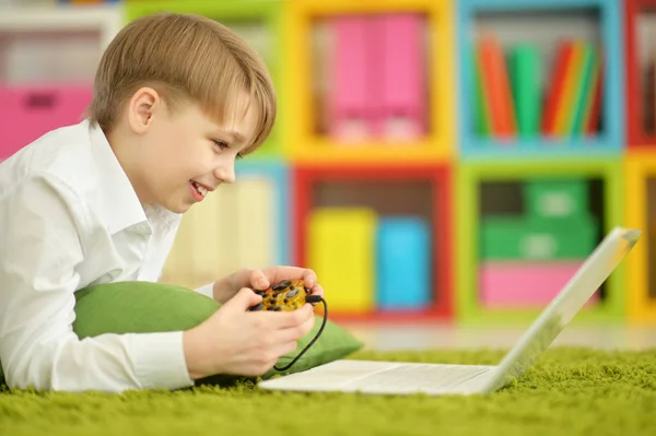 Menino Jogando Videogame Laptop Enquanto Deitado Chão — Fotografia de Stock