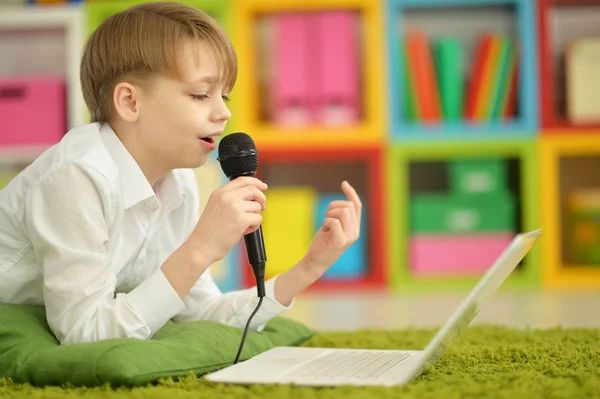 Lämnat Pojke Som Använder Laptop Medan Liggande Golvet Sjunga Karaoke — Stockfoto