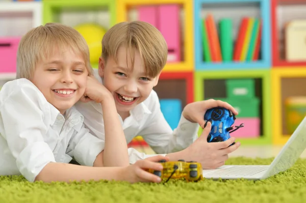 Boys playing computer games — Stock Photo, Image
