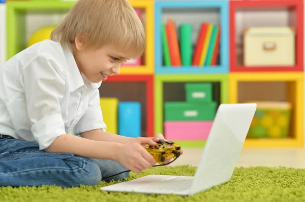 Chlapec Který Přehrává Video Hru Přenosném Počítači Zatímco Leží Podlaze — Stock fotografie