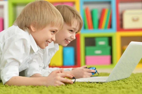 Two Boys Playing Computer Games Laptop — Stock Photo, Image