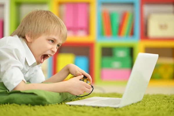 Pojke Spelar Video Spel Laptop Medan Liggande Golvet — Stockfoto
