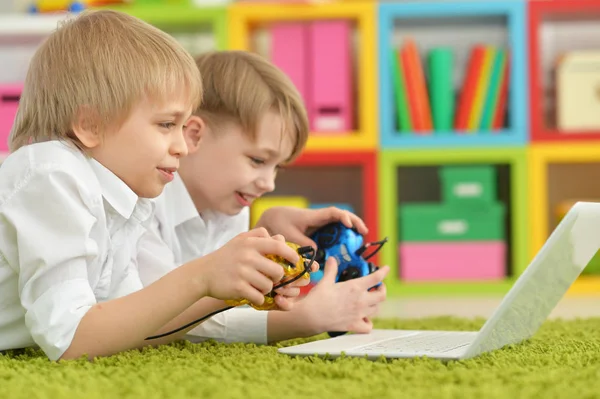 Dva Chlapce Hrající Počítačové Hry Notebooku — Stock fotografie