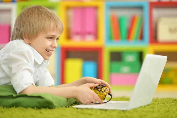 Jongen Spelen Video Game Laptop Terwijl Liggend Vloer — Stockfoto