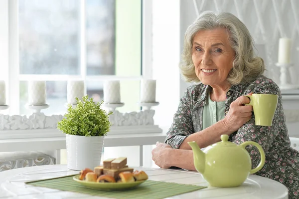 Vacker äldre kvinna — Stockfoto