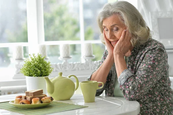 Mooie Trieste Senior Vrouw Drinken Thee Terwijl Zittend Keuken Tafel — Stockfoto
