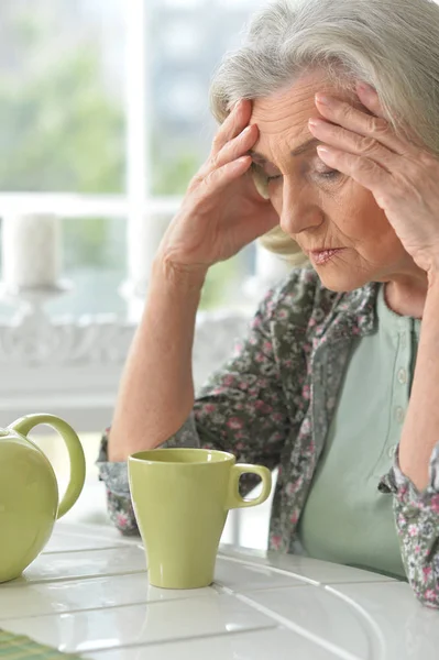 Schöne Seniorin — Stockfoto