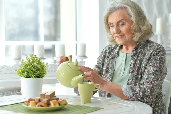 Mooie Senior Vrouw Het Drinken Van Thee Tijdens Vergadering Keukentafel — Stockfoto