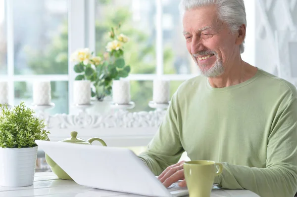 Emotional Senior Man Using Laptop Home — Stock Photo, Image