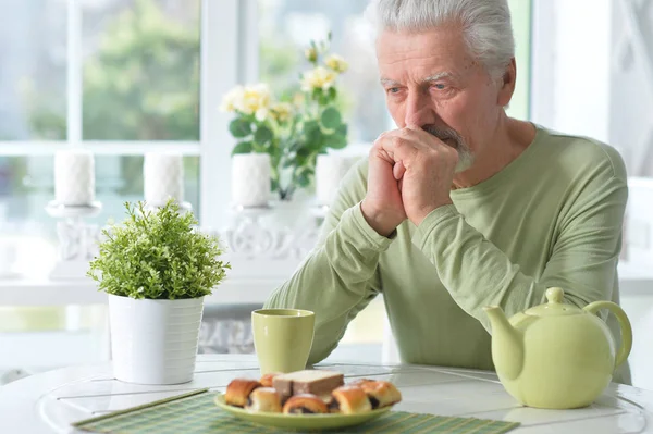 Äldre Man Dricker Kopp Kaffe Hemma — Stockfoto