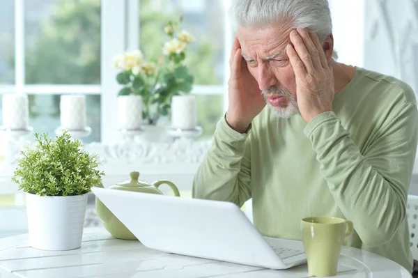 Emotional Senior Man Using Laptop Home — Stock Photo, Image