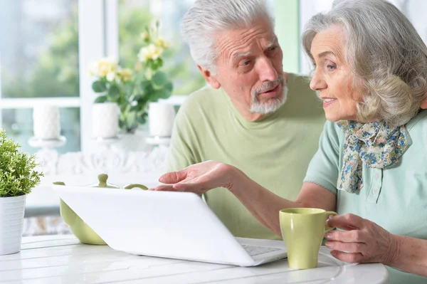 Pareja Ancianos Utilizando Ordenador Portátil Casa —  Fotos de Stock