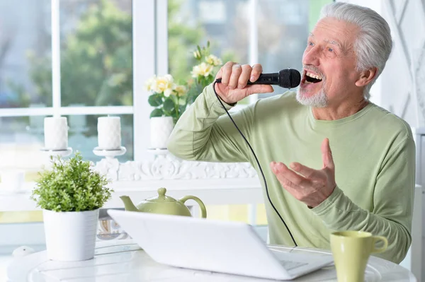 Emocjonalny Starszy Mężczyzna Śpiewający Karaoke Domu — Zdjęcie stockowe