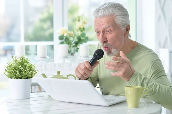 Emocional Hombre Mayor Cantando Karaoke Con Casa — Foto de Stock