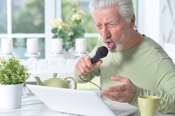 Emocionální Starší Muž Zpívající Karaoke Doma — Stock fotografie