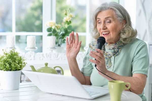 Mulher sênior com laptop — Fotografia de Stock