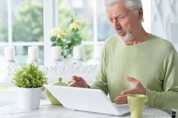 Känslomässiga Senior Man Använder Laptop Hemma — Stockfoto